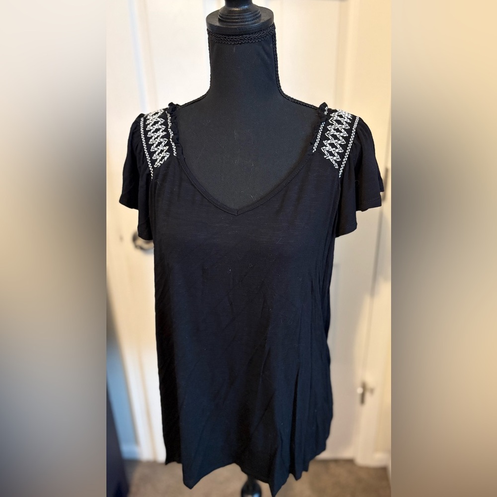 Torrid Black Short Sleeve Top with White Embroidery